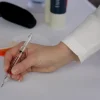 Balpen injectiespuit met rode vloeistof
