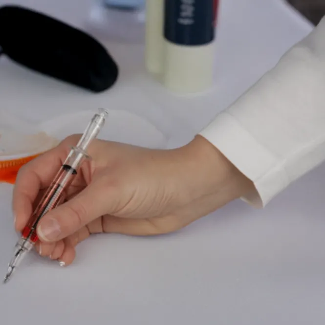 Balpen injectiespuit met rode vloeistof