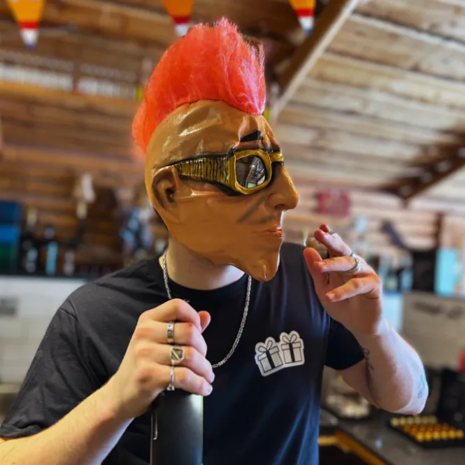 Masker Man met Zonnebril en Hanekam - Punk Stijl