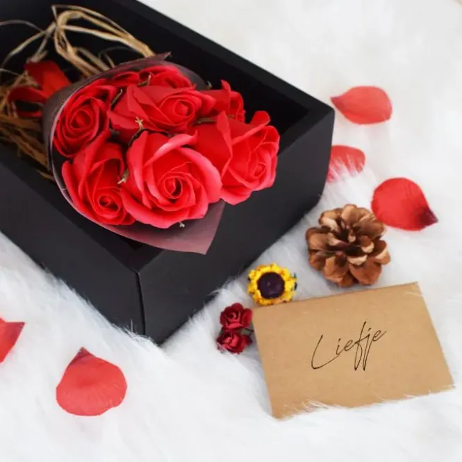 Red Rose Black Box - 7 rozen - 21 cm - Oplosbare Rozen