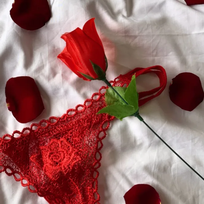 Roos met rode G-string - Romantisch cadeau - One size - 43 cm