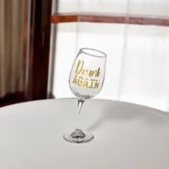 Wankelend wijnglas
